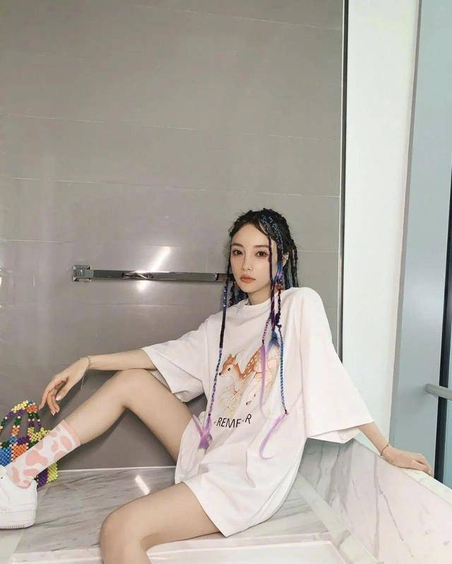 孙铱 齐明月孙铱也太瘦了吧，穿黄色外套配短裤，中筒袜也挡不住筷子腿