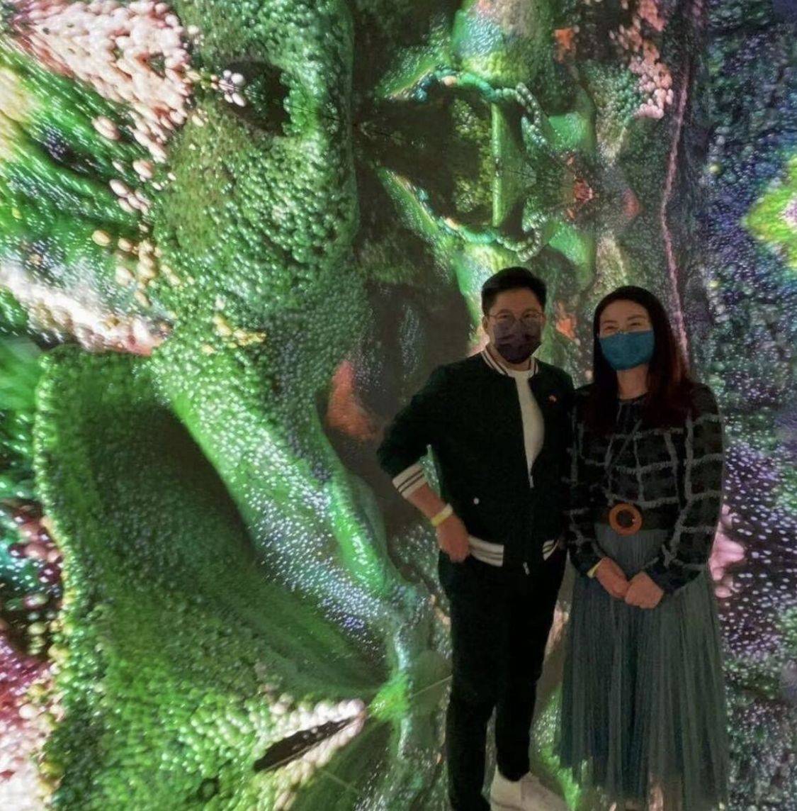 贵妇 郭晶晶穿百褶裙打扮成贵妇范,身材是不好,但气质比谁都高贵!