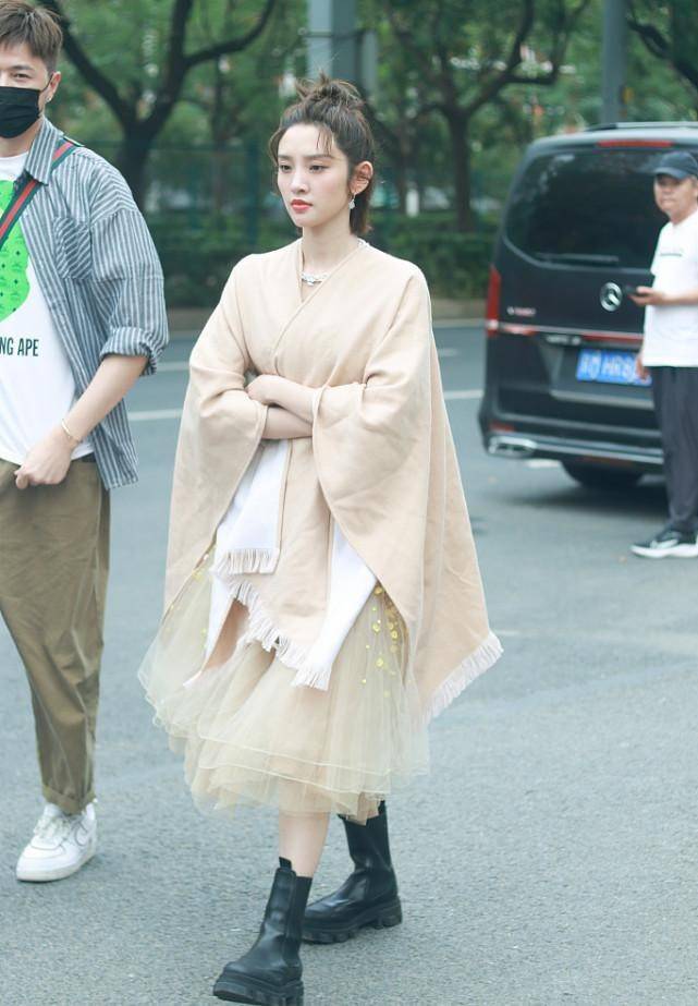 黑色 唐艺昕都当妈了却还像个小女孩，扎着丸子头，但穿“妈妈”装挺美