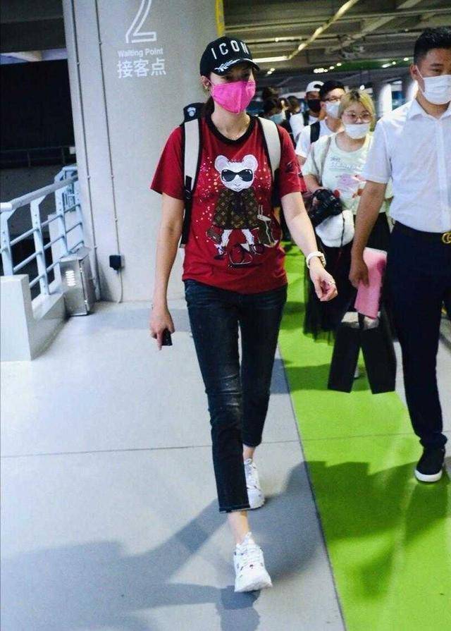 双肩包 谢杏芳才是机场超模，穿红色卡通T恤配9分牛仔裤，双腿又直又细