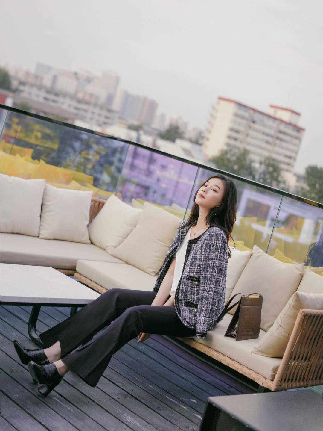 显得 30岁左右的气质女性，秋季多穿这些基础款单品，百搭又时髦