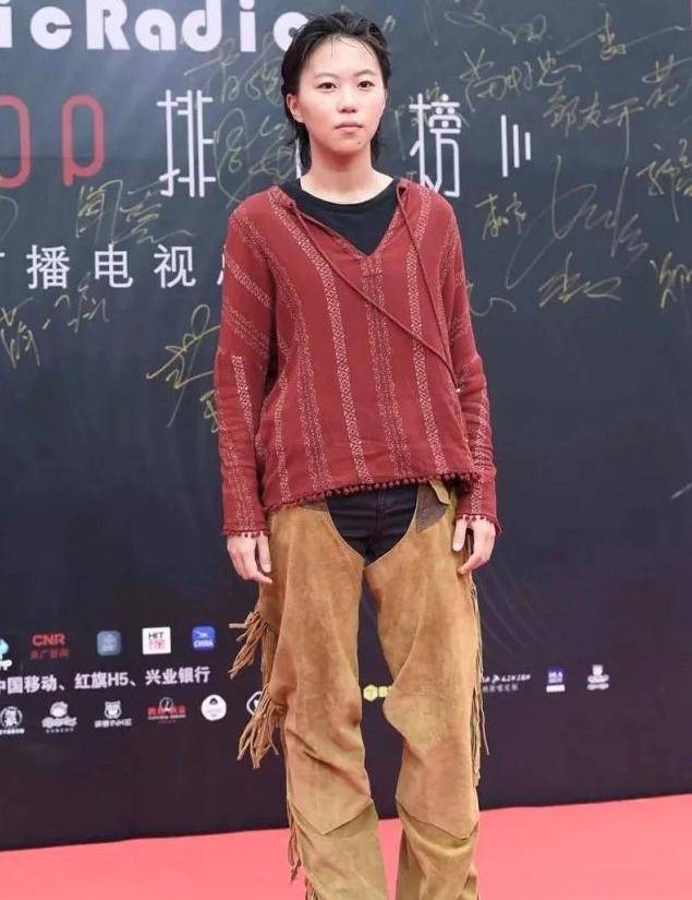 黑色 窦靖童厉害了!穿西装内搭红色上衣简约时髦,真不愧是王菲的女儿