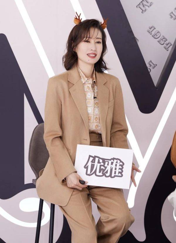 刘敏涛 刘敏涛才是真正的穿搭高手，针织开衫配T恤好洋气，45岁太会穿了