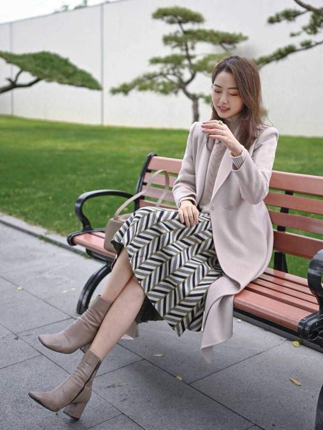 毛衣 秋季怎么穿才好看？西服+牛仔裤或针织衫+半身裙，适合普通女生