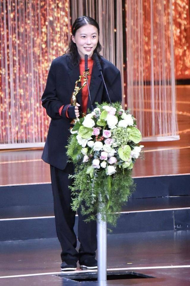 黑色 窦靖童厉害了！穿西装内搭红色上衣简约时髦，真不愧是王菲的女儿