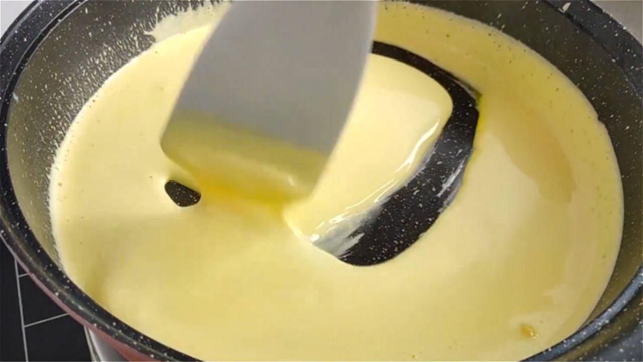 挤奶油的手法和技巧（挤奶油胶视频教程）