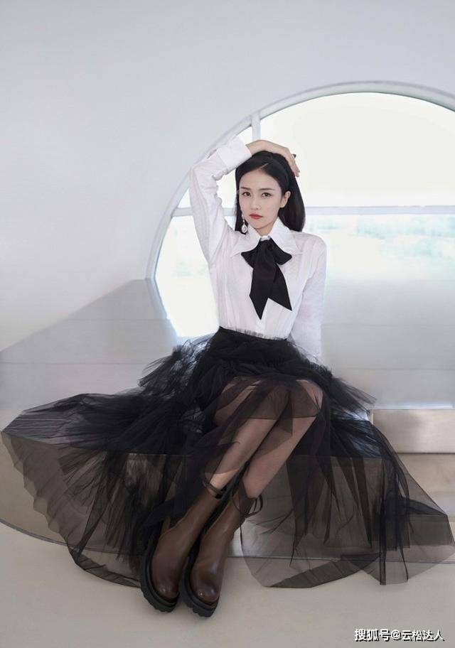 魅力 白鹿真是“妥妥爆红”，长相甜美惹人爱，穿一条印花裙，更是优雅