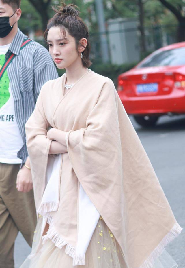 黑色 唐艺昕都当妈了却还像个小女孩，扎着丸子头，但穿“妈妈”装挺美