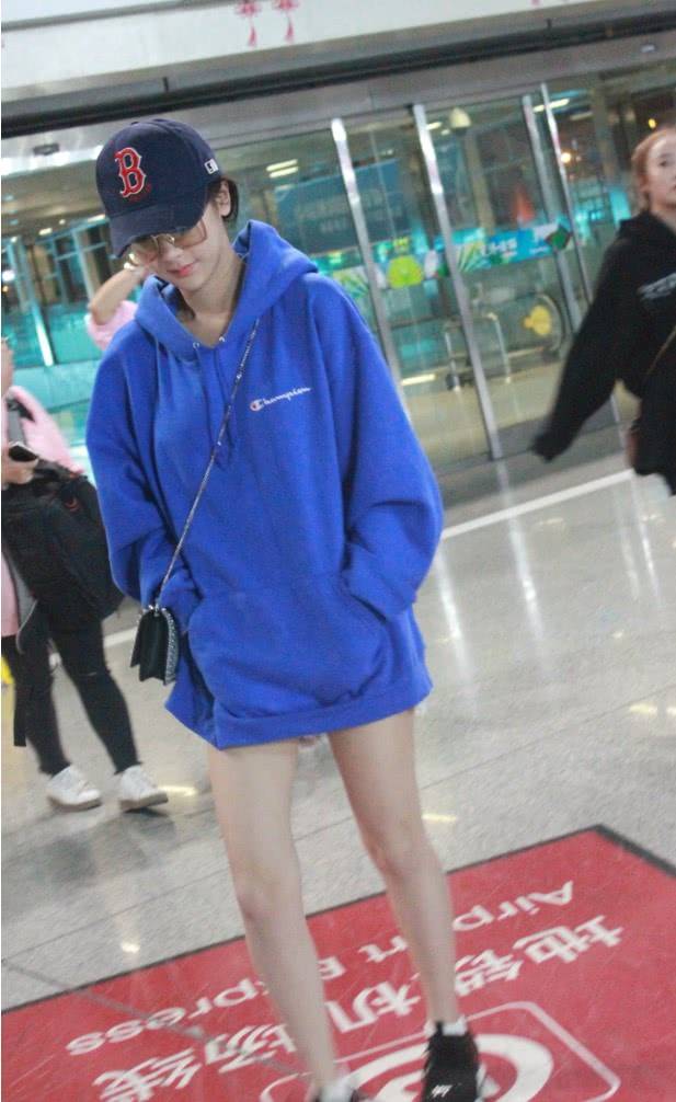 卫衣 杨紫终于自信一回，浑身穿件卫衣就出门，秀出的腿让女生看了崩溃