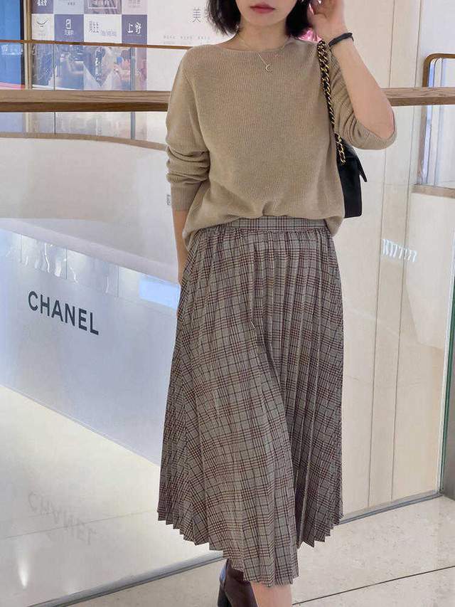 黑色 奔三奔四的中年女性应该如何穿？针织衫会更合适，也更温柔时髦