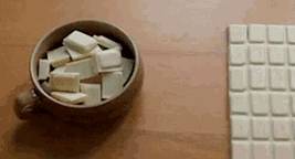 脚动 搞笑GIF:大哥对海参这么痴迷吗?都已经流鼻血了,还是要吃!