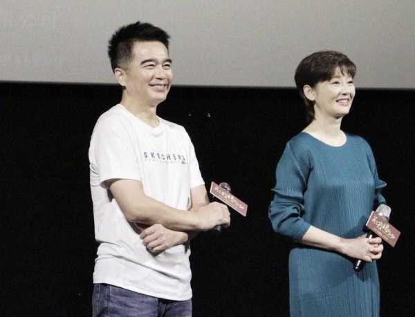 身材 徐帆虽是奶奶的年纪，穿绿色连衣裙配小白鞋，气质完胜孙女辈