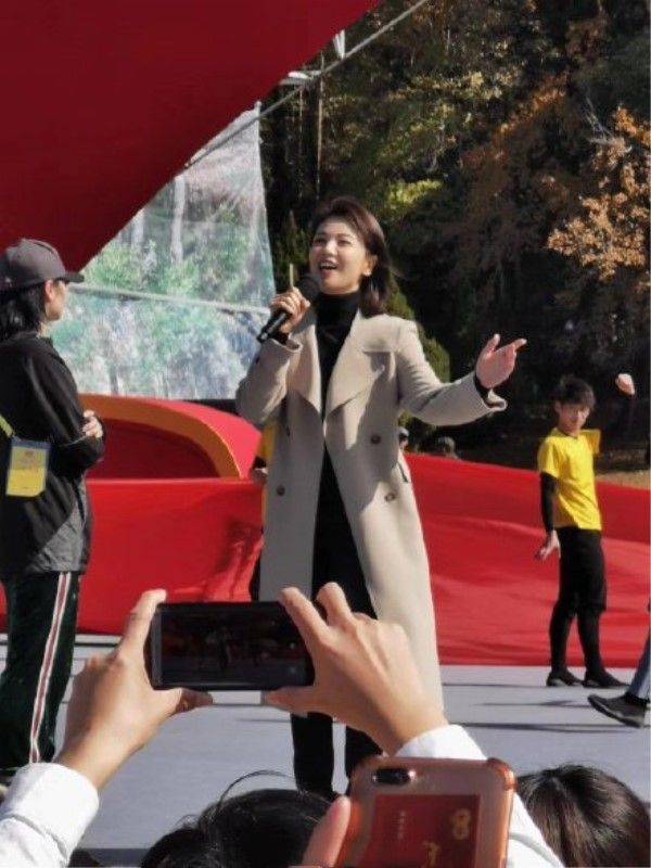 感觉没修图的刘涛张嘉倪，皮肤状态一个比一个差，这才是真实样子！