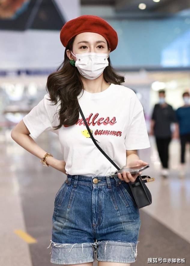 显得 未婚的沈梦辰少女感满满,短裤虽然显得胯有点宽,但曲线感更强了