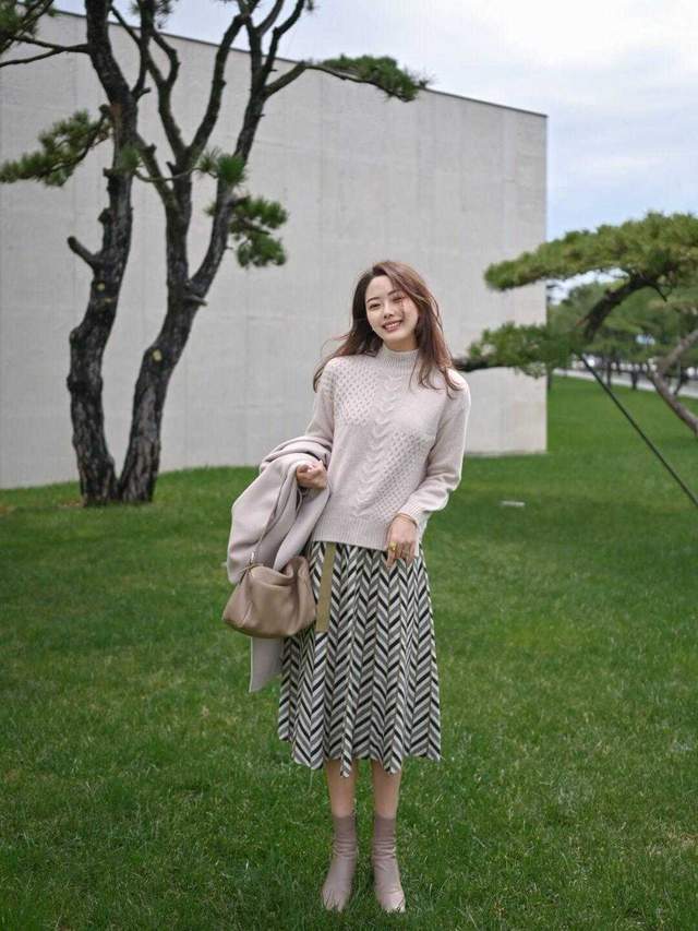 毛衣 秋季怎么穿才好看？西服+牛仔裤或针织衫+半身裙，适合普通女生
