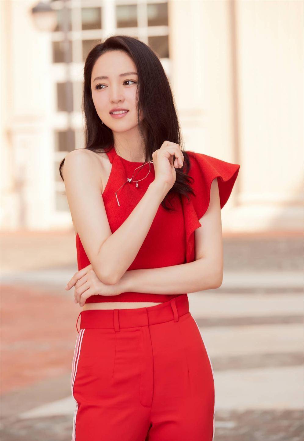 董璇 董璇的颜值真能打,淡妆穿着普通的红色服装,看着简单也不显老