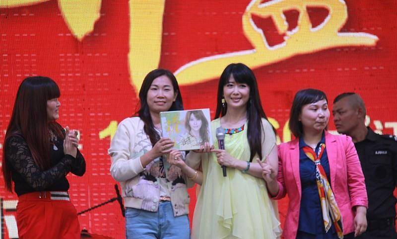 显得 孟庭苇不像是中年人，穿纱裙的样子很可爱，小女孩都没她穿的嫩