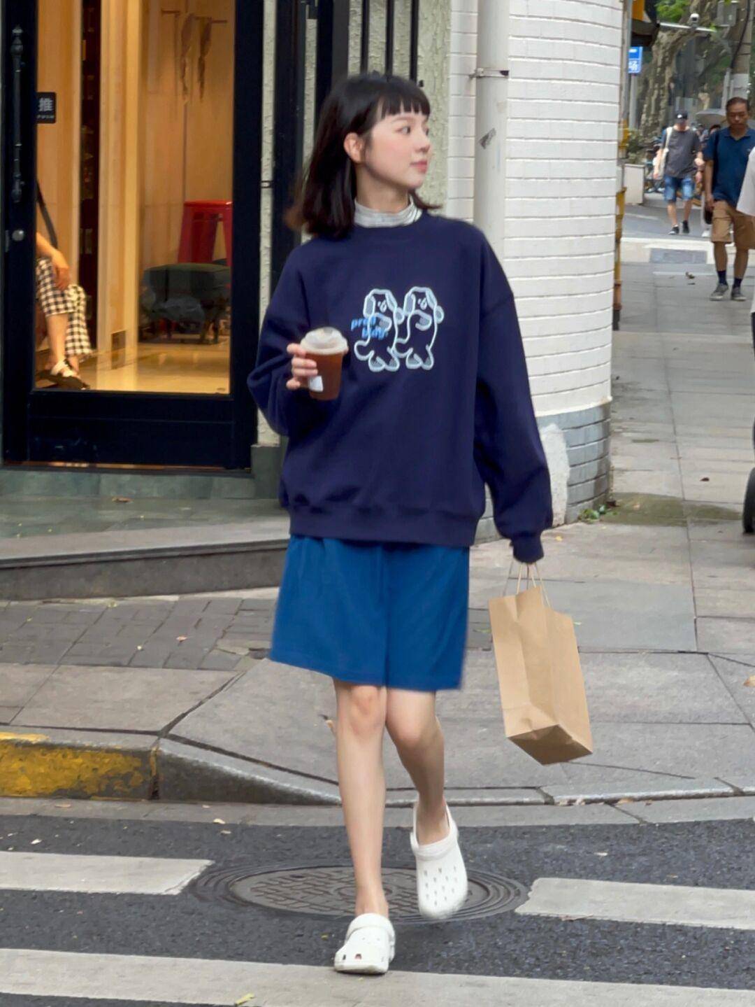 卫衣 复古穿搭怎么穿？格子外套+橘色上衣，时尚又不失个性