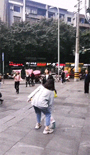 搞笑GIF:姑娘你這鬧哪樣，自己差點給自己鎖喉了 搞笑整蠱 第1张