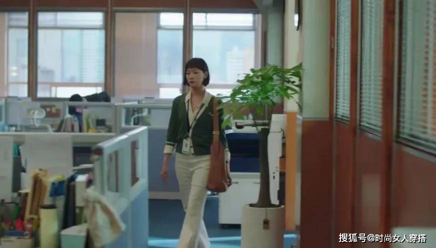 Chanel 遭男友劈腿再遇真爱，换100+时髦Look！30岁的她，靠什么俘获男神？