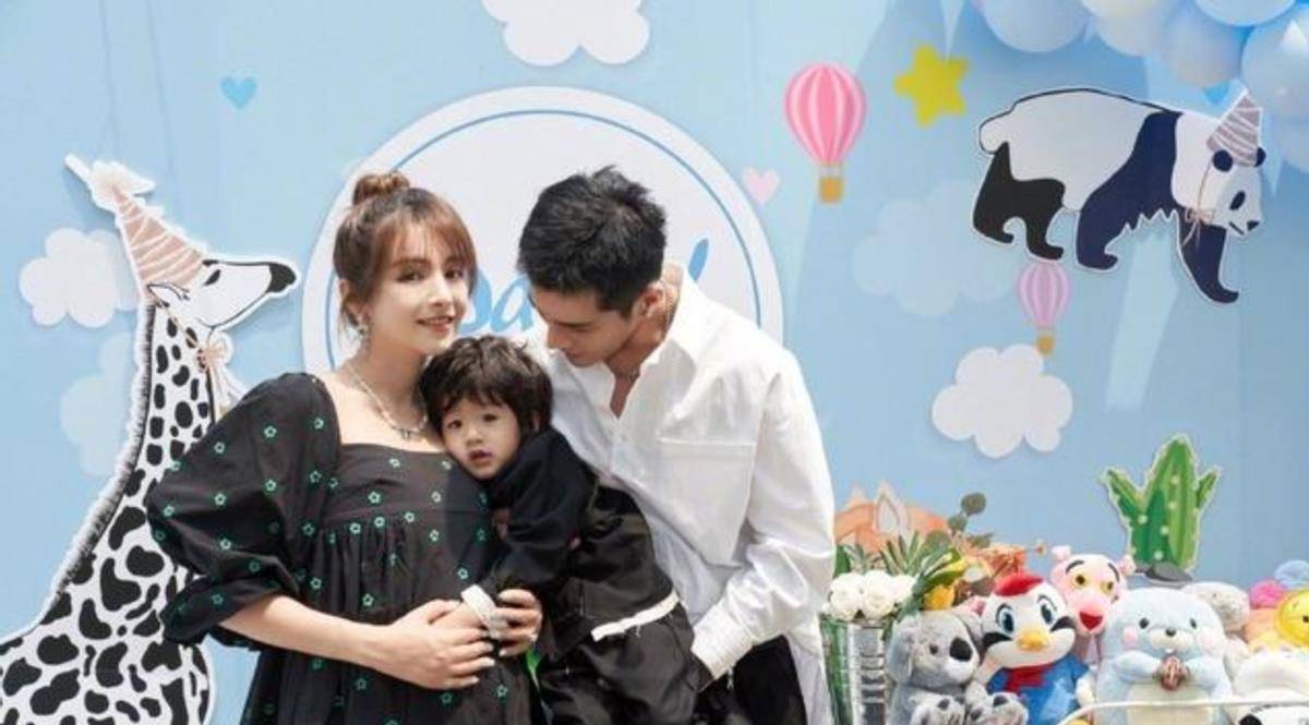 感觉 麦迪娜叠穿吊带裙走机场，一点也看不出怀孕，不仅遮肚还减龄