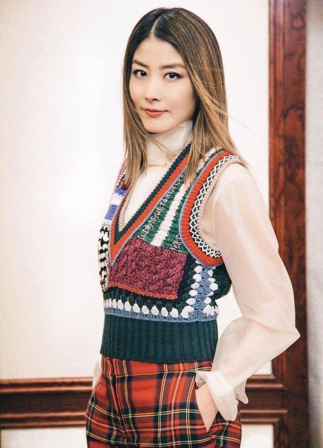 陈慧琳 陈慧琳的搭配好有心机,选的纱裙能透光,穿红色服装真大方