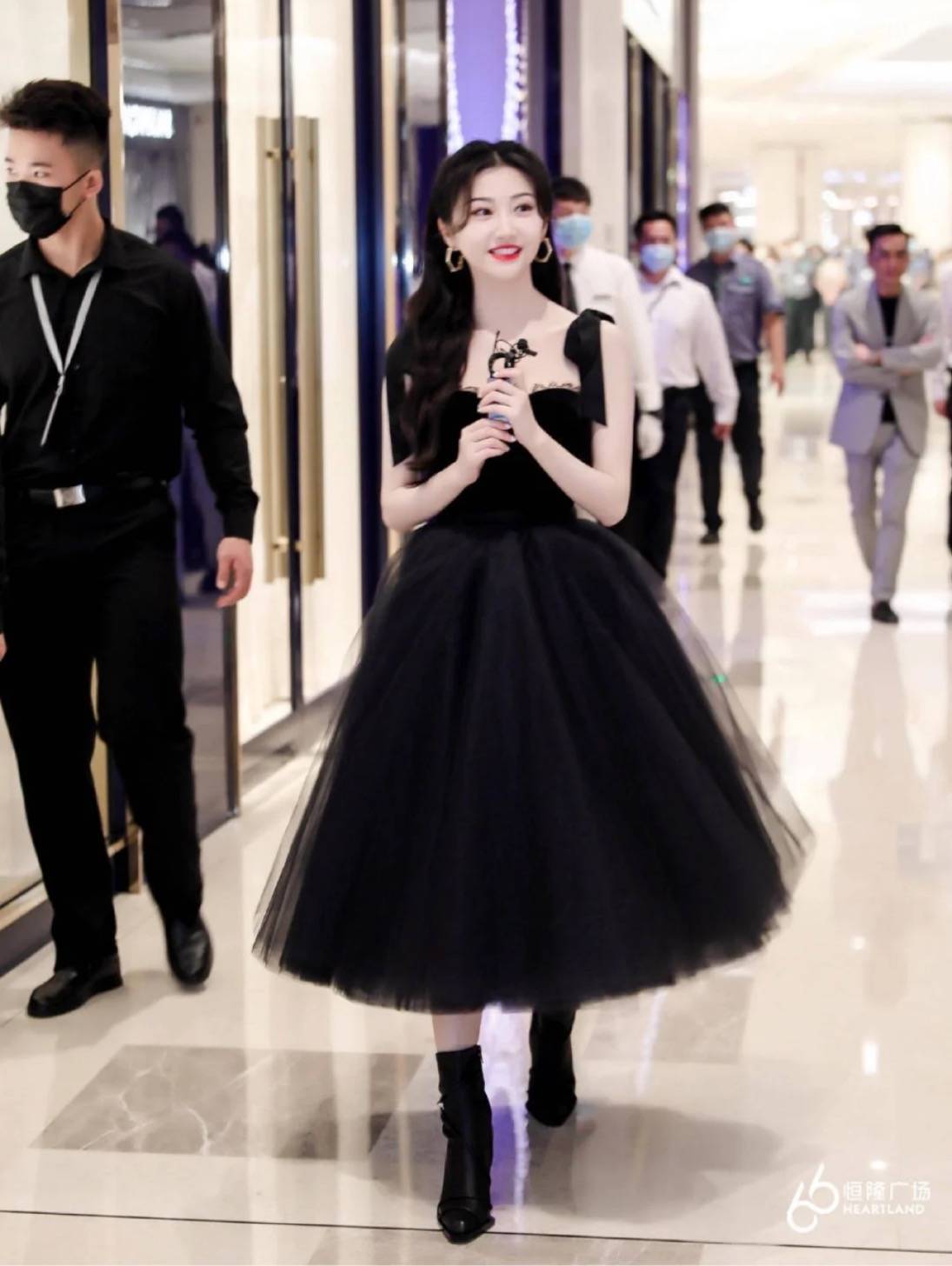 鱼尾 这组撞衫太养眼！景甜配纱裙宛如公主出巡，娜扎配鱼尾裙贵气明艳