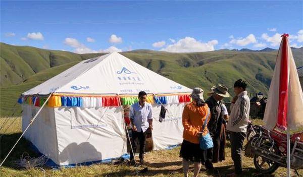 西藏路边的“白色帐篷”，为何不能进？当地人说出了其中的秘密