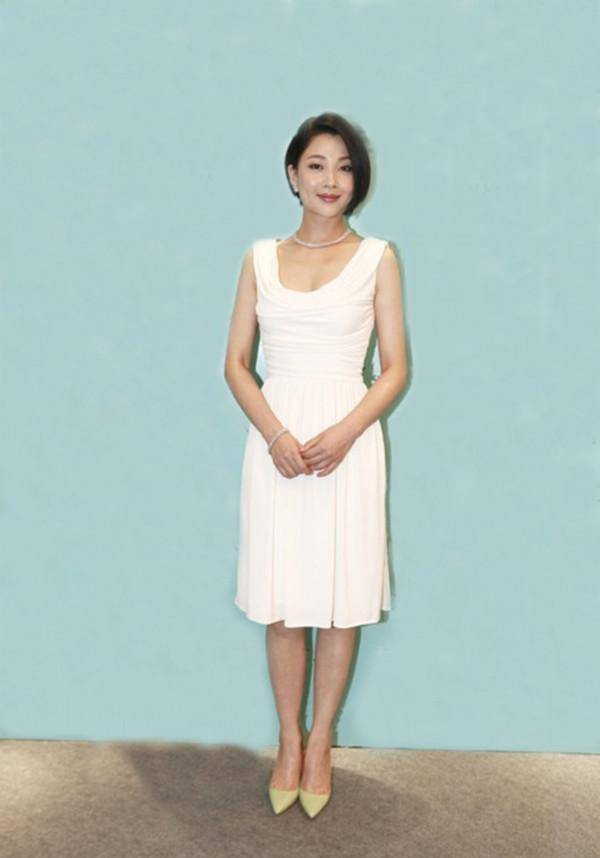 黑色 40岁殷桃嫩出新高度，完全是不给人留“活路”，只能说太会保养了