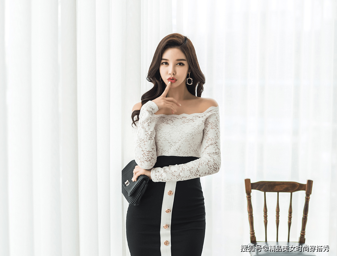 高跟鞋 黑白拼接的蕾丝连衣裙配上一双鱼嘴高跟鞋温柔婉约，时尚迷人