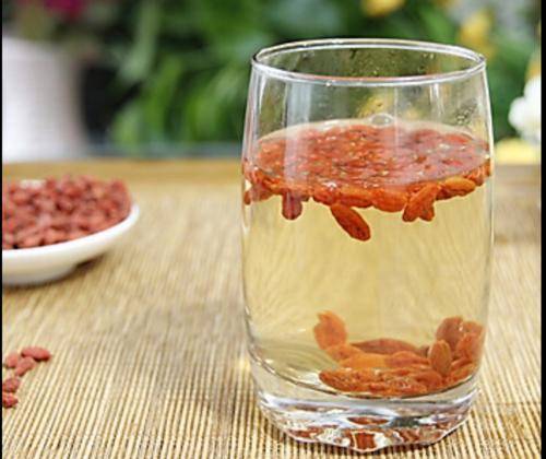 人体|夏天了,葡萄干不要当零食吃了,如此搭配泡水喝,补气血,身体好