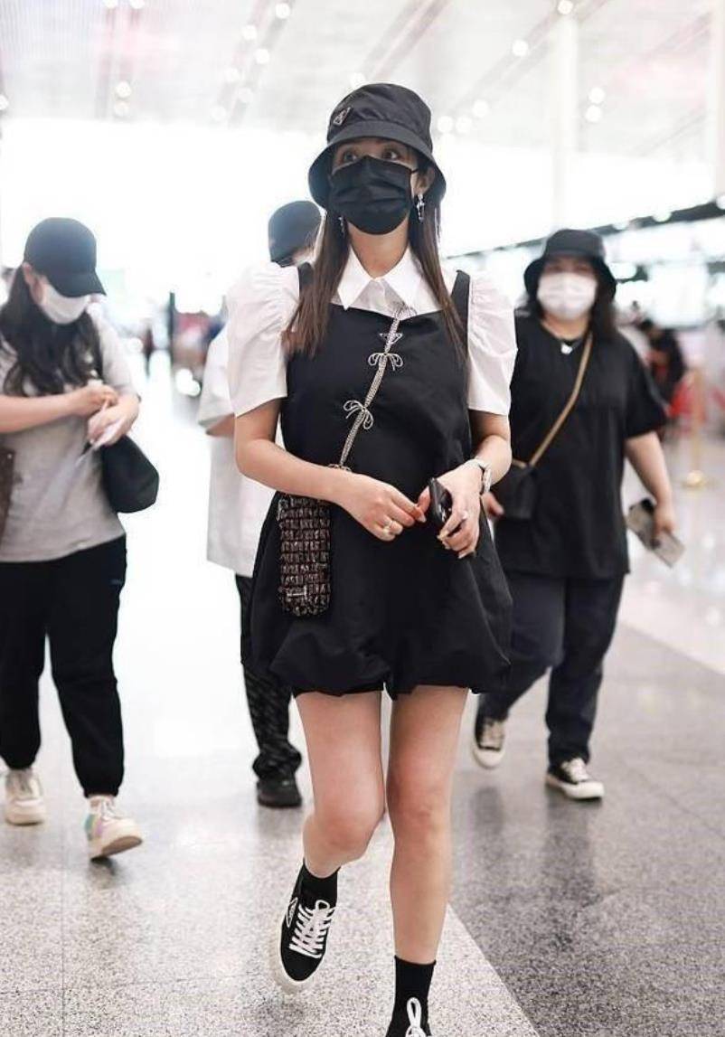 感觉 麦迪娜叠穿吊带裙走机场，一点也看不出怀孕，不仅遮肚还减龄