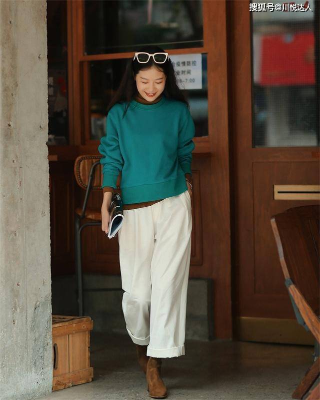 棕色 秋天过了一半才知道：卫衣不兴了！满大街的“套衫”，保暖又洋气