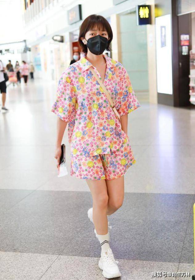 漂亮 焦俊艳越看越“漂亮”，穿小香风外套又飒又美，气质太高级