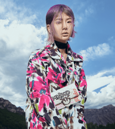 颜色 李承铉这次真管不住戚薇了？连“姨妈鞋”都敢穿，阿姨年纪少女身材