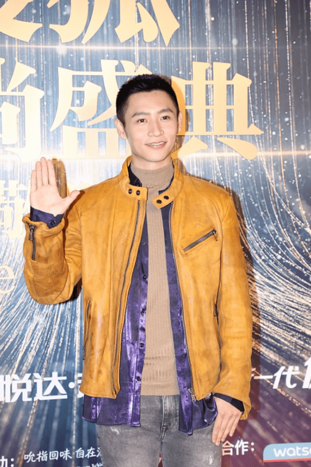 挺勒 留寸头的魏晨男人味太足，配黄外套好帅气，就是裤子太紧看着挺勒