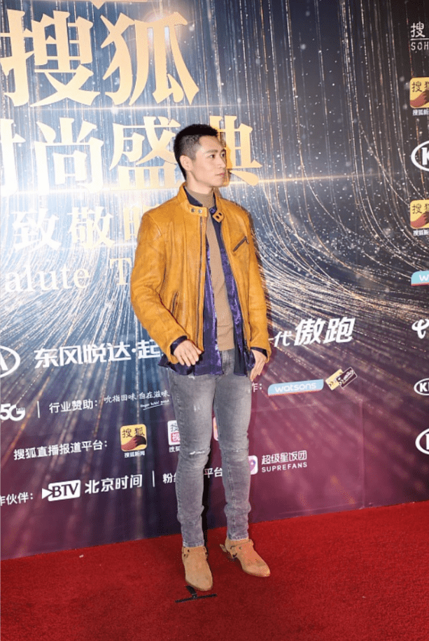 挺勒 留寸头的魏晨男人味太足，配黄外套好帅气，就是裤子太紧看着挺勒