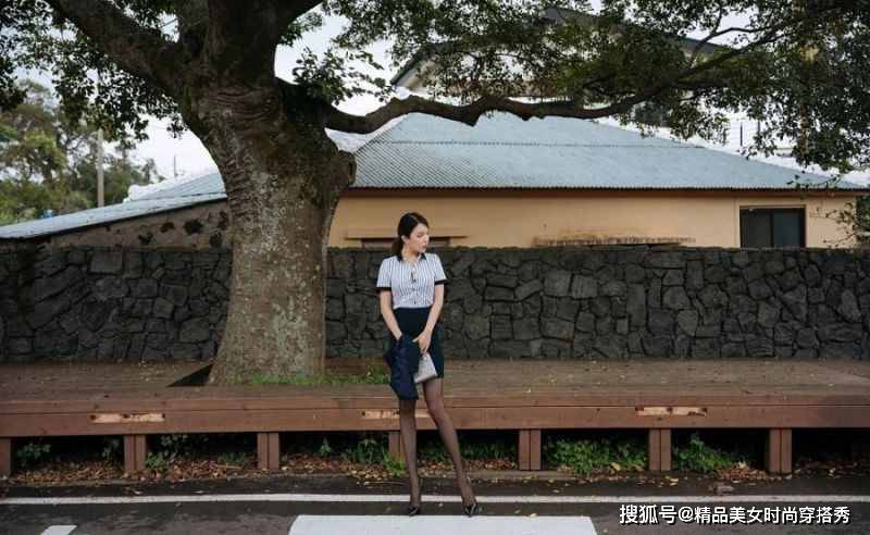 身材 条纹衬衫搭配马甲裙套装，优雅的同时又不失干练感