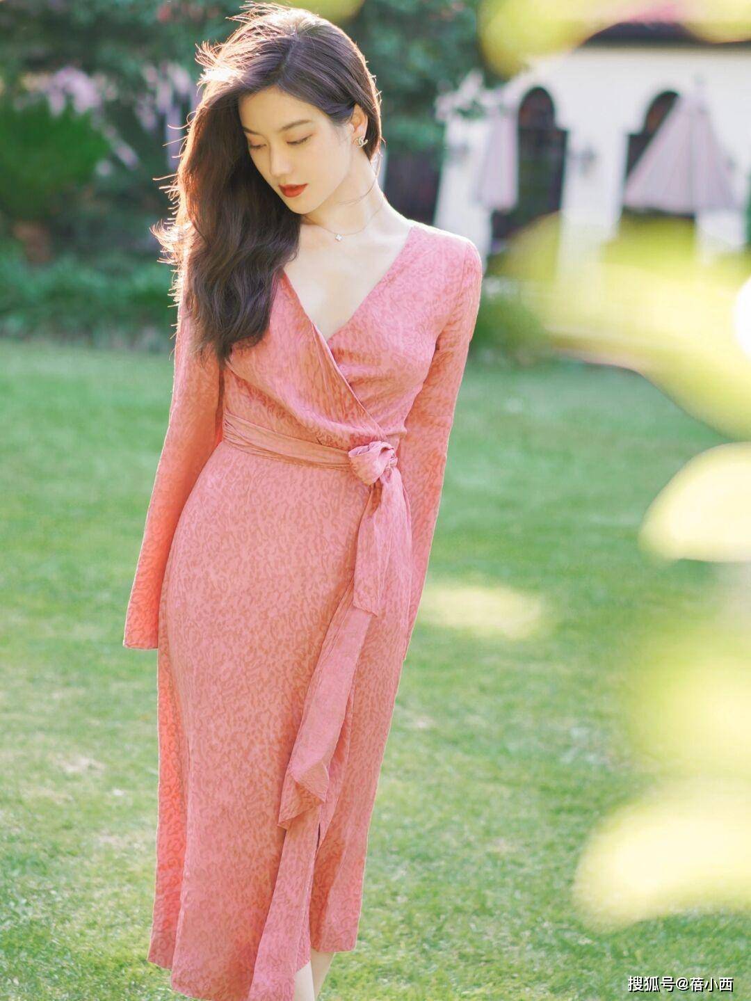 连衣裙 40岁女人穿衣要讲究点，学博主的连衣裙、半身裙搭配，优雅又体面