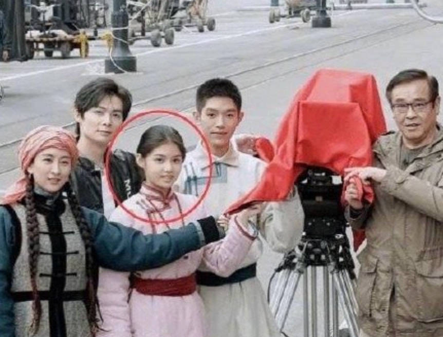 围巾|《长津湖》：全片唯一的年轻女演员，什么来头？