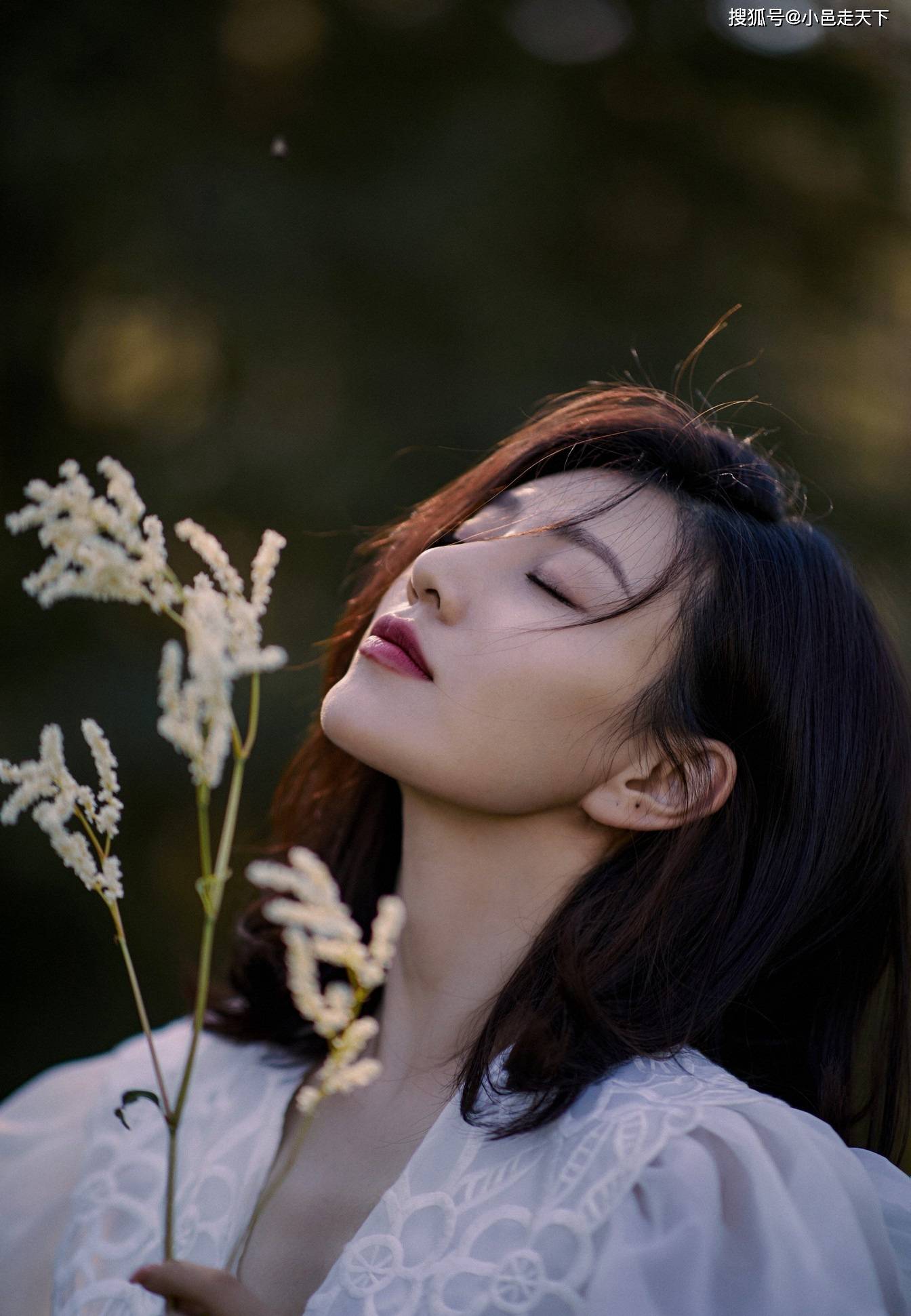 侯梦瑶白色礼服户外写真