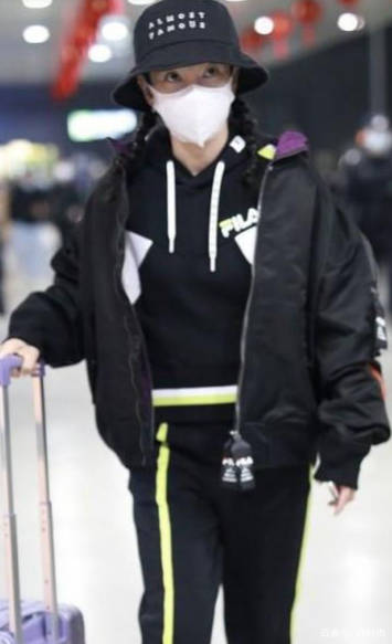 运动鞋 李冰冰明明已经48岁了，上街还打扮得像少女，扎起小辫子好清纯
