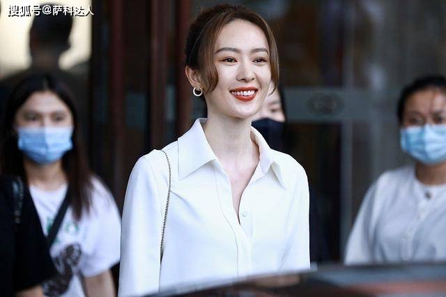 整体 童谣气场真强大，基础款白衬衫搭配黑裤子，真像“霸道女总裁”