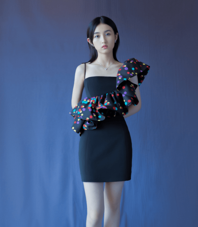 演技 00后女星穿礼服，李庚希灵气，张子枫时尚，看到她：是仙女吧！