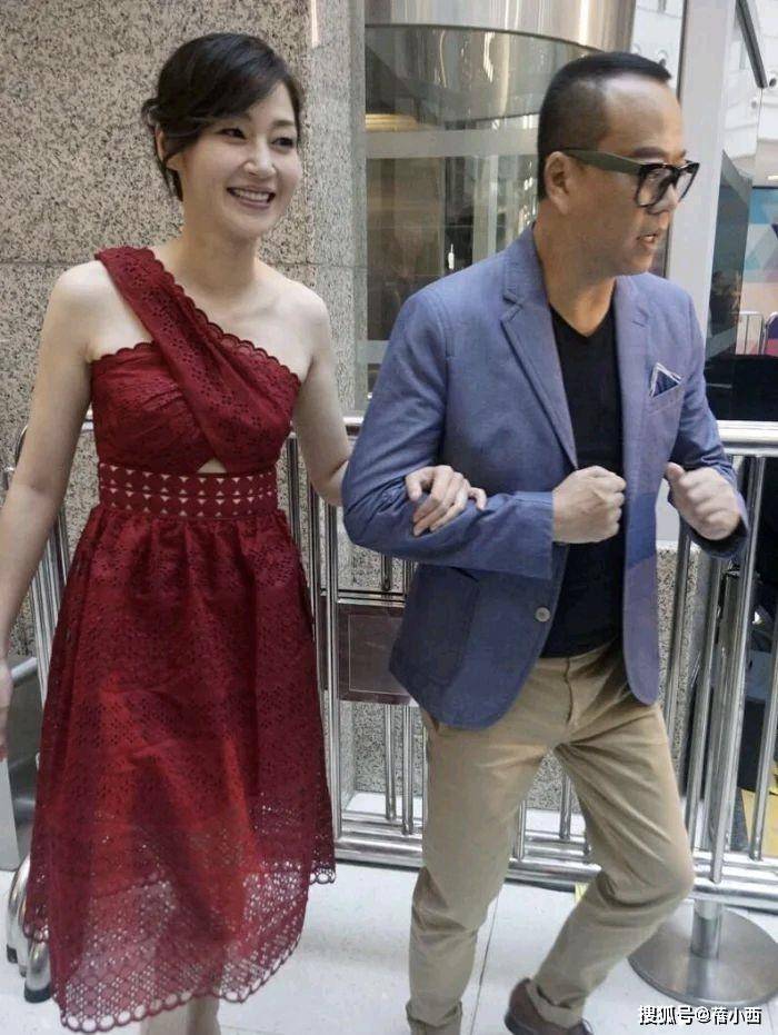 大婶 51岁万绮雯真会打扮，穿红色蕾丝连衣裙太撩人，这气质大婶很少见