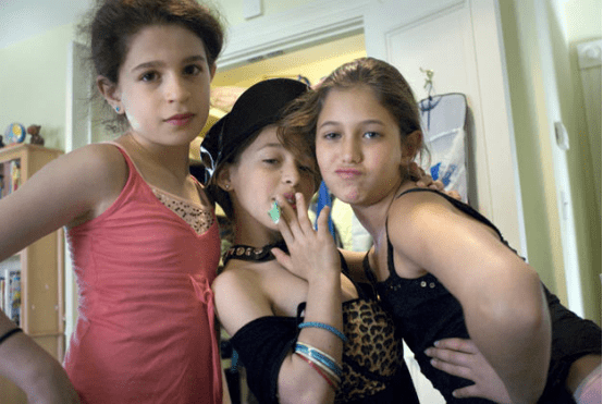 原创为什么荷兰女孩12岁就能结婚?其中有可隐情?当地女子这样说