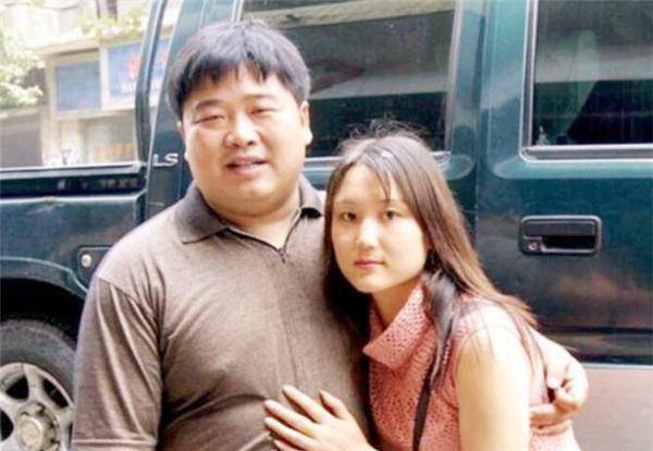 原创重庆一小伙7岁没了双腿38岁身家上亿为真爱娶了17米女秘书