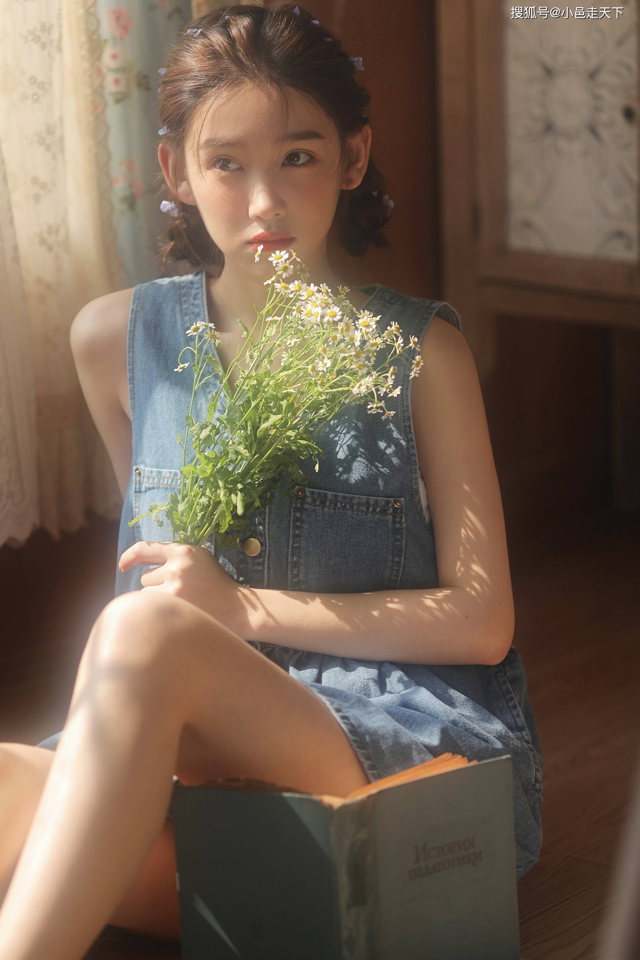 李沐宸v领长裙性感写真