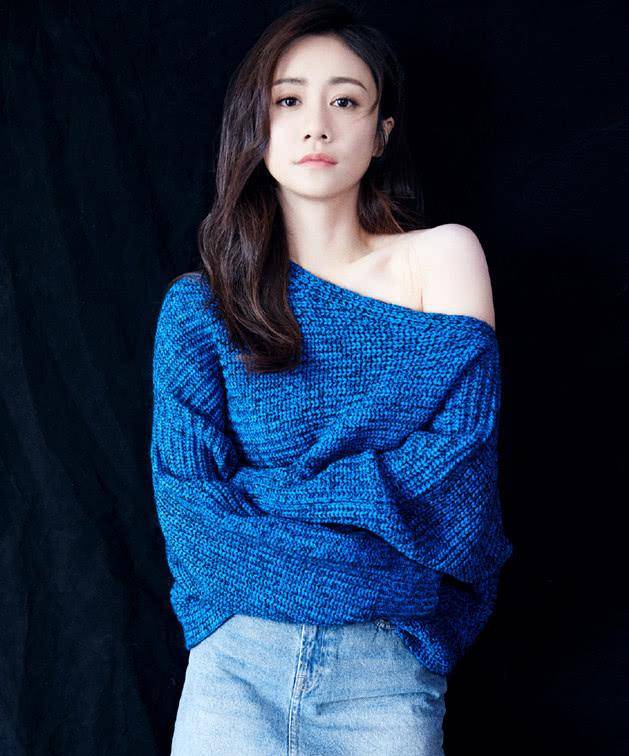 黑色 “辣妈”刘芸很潮，黑色短袖里套荧光色长袖，哪像有37岁！