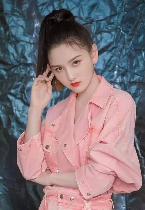 粉色 22岁宋祖儿30岁谭松韵同穿粉皮衣,完美诠释了甜美和帅气